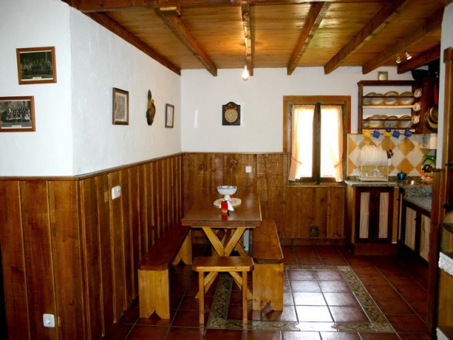 Cocina con mesa y bancos