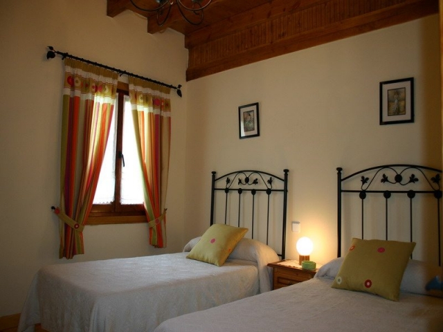 Dormitorio doble y ventana
