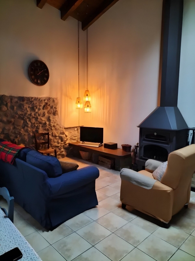 Sala amplia con chimenea