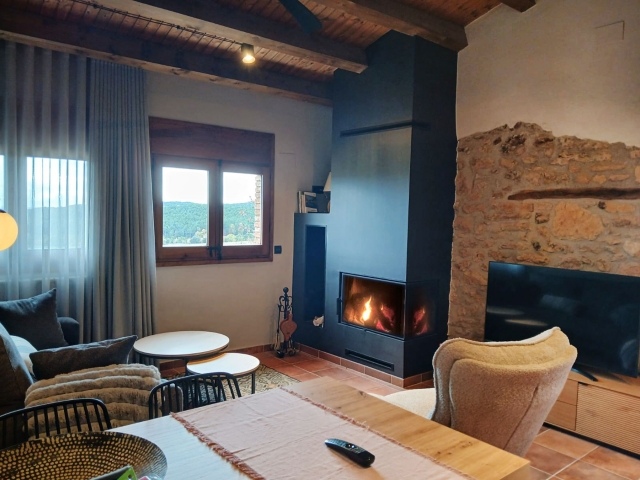 Sala amplia con chimenea