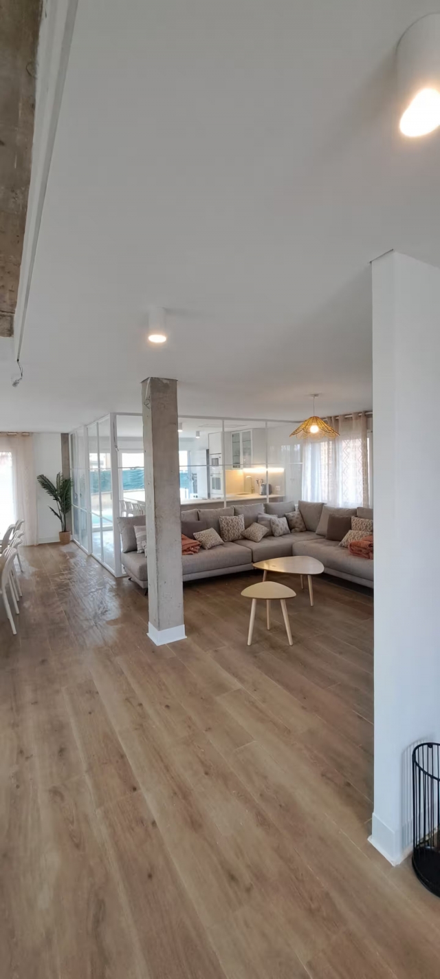 Sala amplia con sillones 
