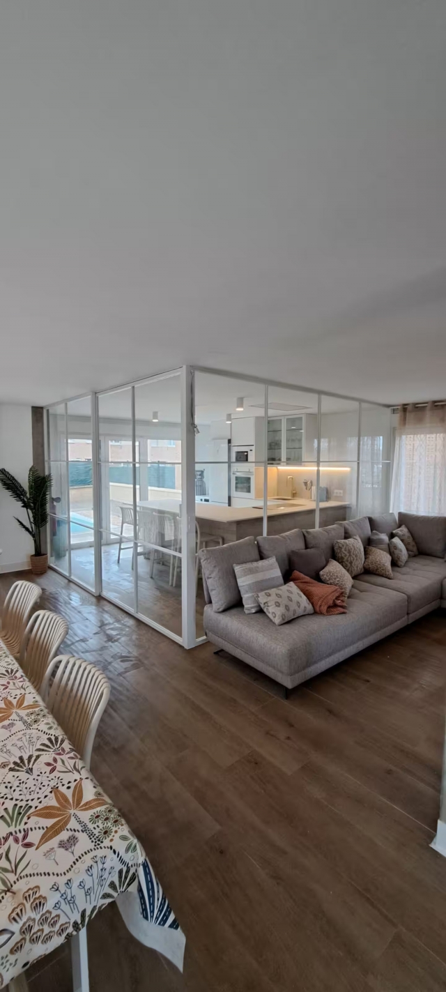 Sala amplia con su mesa