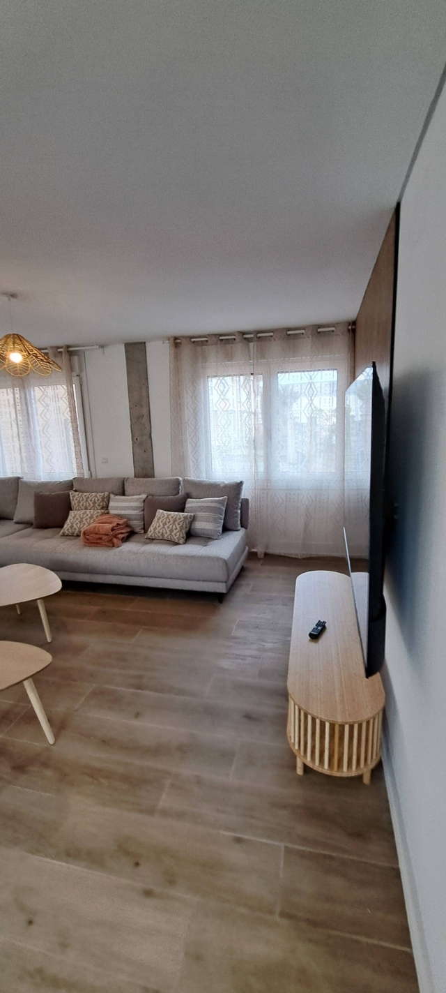 Sala amplia con tele