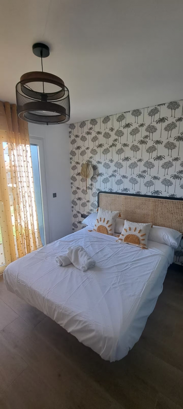 Dormitorio con cama