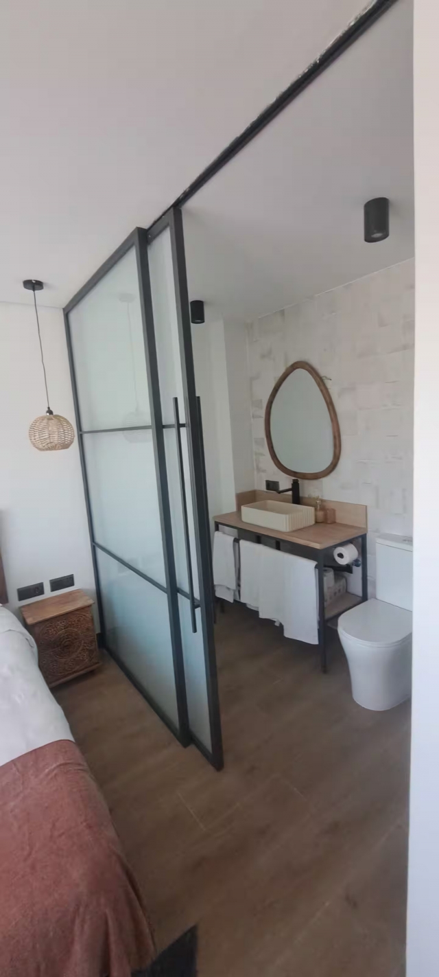 Dormitorio con el aseo 