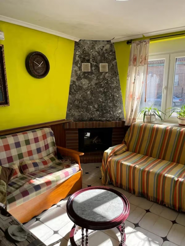 Sala de estar con chimenea