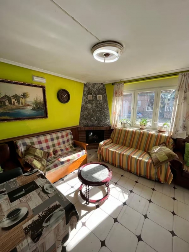 Sala de estar con chimenea