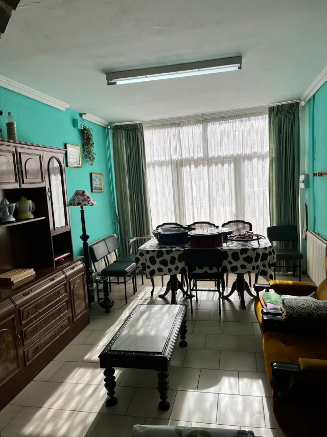 Sala de estar y ventanal 