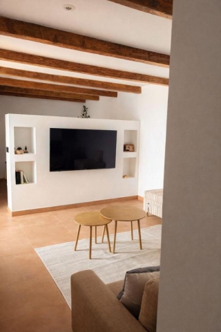 Sala amplia con tele