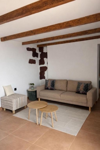 Sala amplia con un sofá 