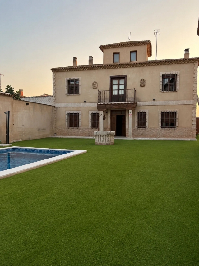 Fachada y jardin con piscina.jpg