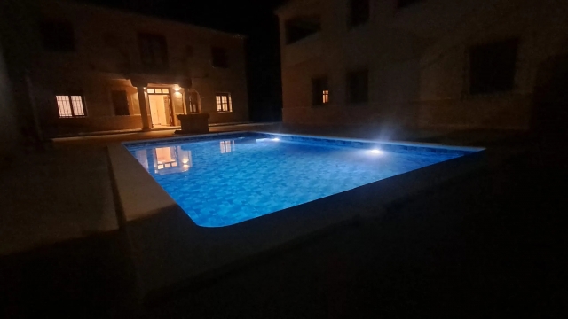 Piscina iluinada por la noche.jpg