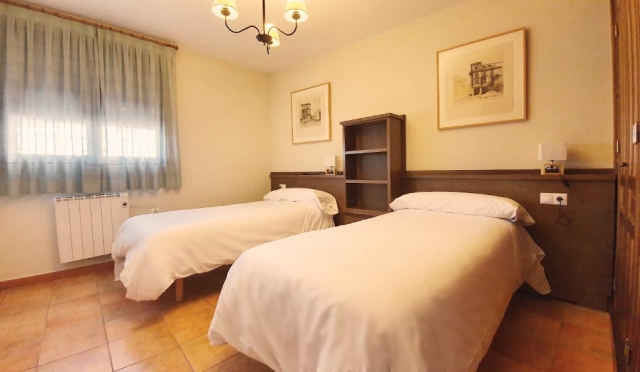 Dormitorio con 2 camas