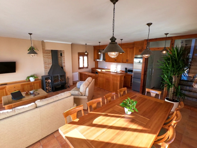 Sala amplia con chimenea