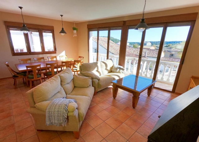 Sala de estar amplia 