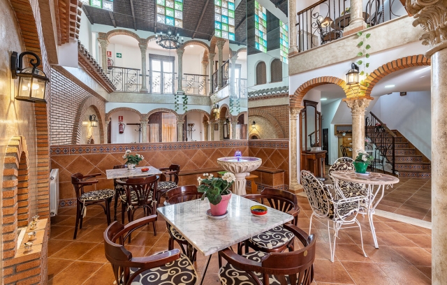 Patio interior con mesas