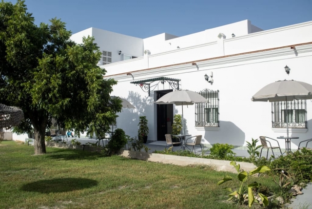 Acceso al hotel con mesas