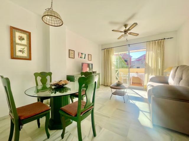 Sala amplia con mesa