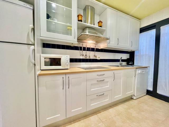 Cocina amplia blanca 
