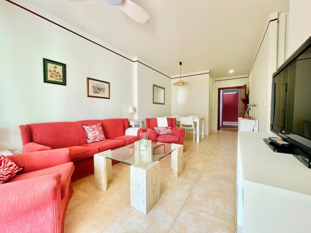 Sala amplia con sillones 