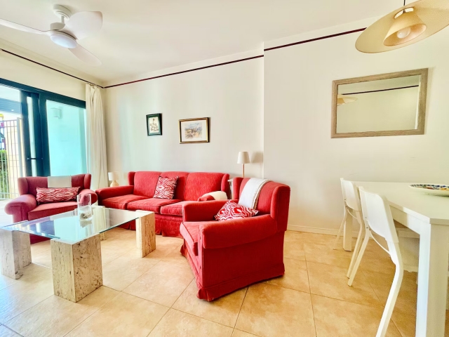 Sala de estar con mesa 