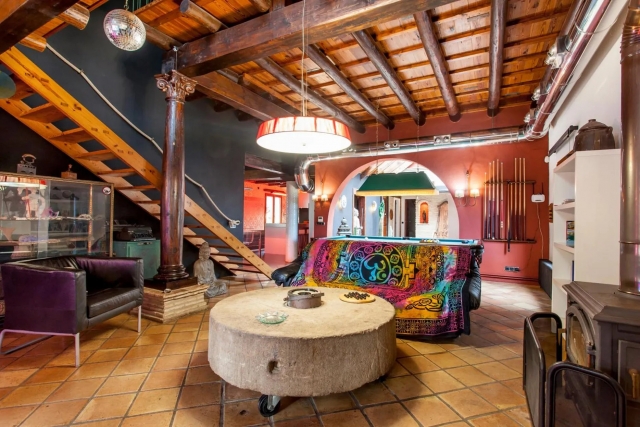 Sala amplia con su mesa 