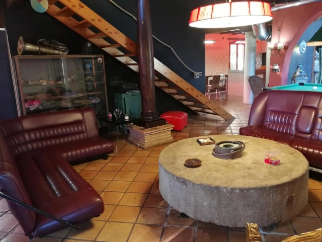Sala de estar con mesa 