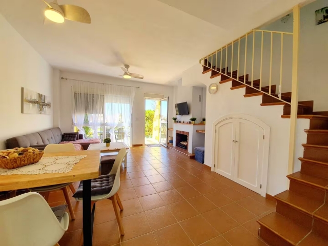 Sala amplia con chimenea