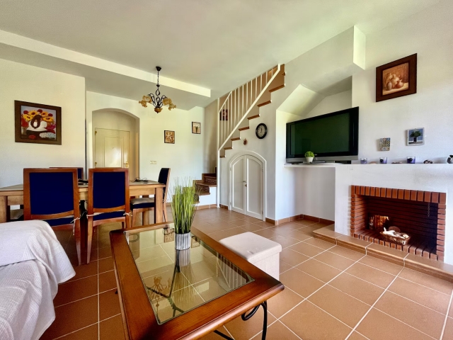 Sala amplia con chimenea