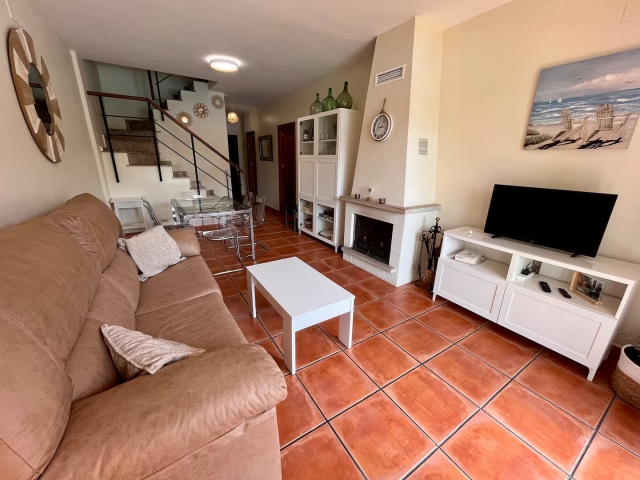 Sala amplia con chimenea