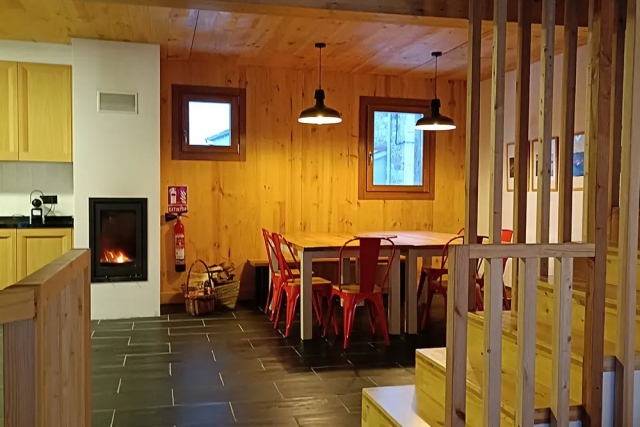 Cocina con una chimenea 