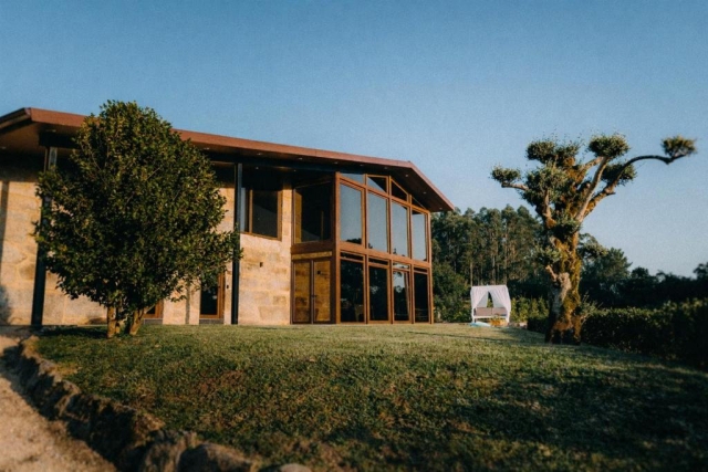Amplio exterior con jardines