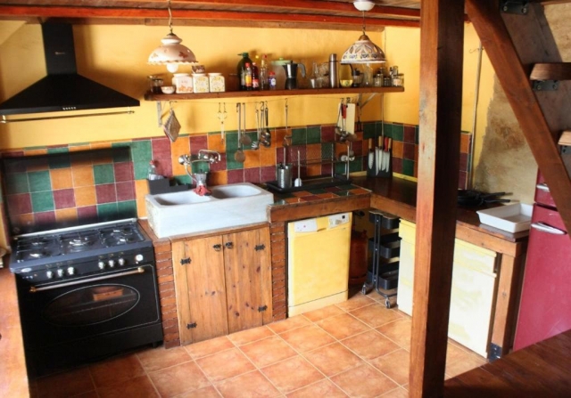 Cocina amplia con azulejos