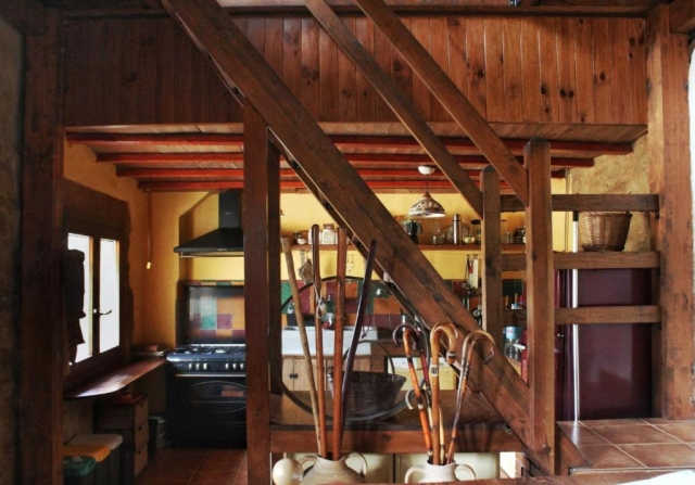 Cocina tras la escalera