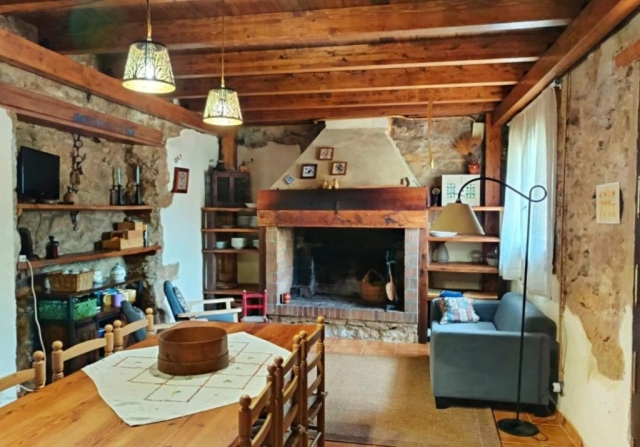 Sala amplia con chimenea