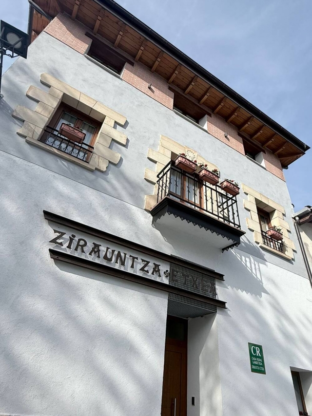 Zirauntza Etxea