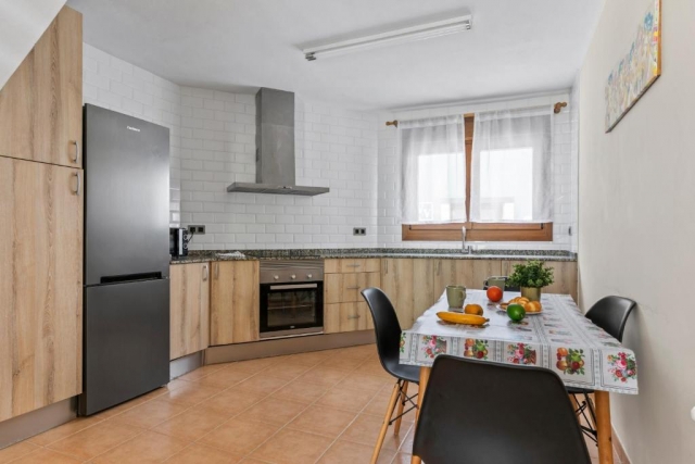 Cocina amplia con mesa