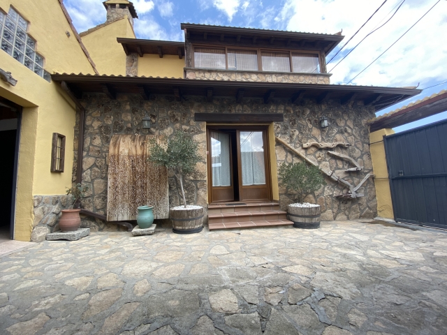 Amplia entrada con patio