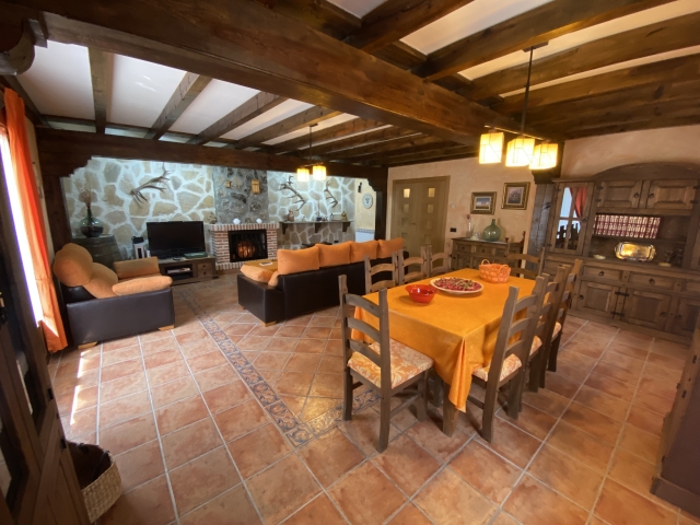 Sala con chimenea y mesa
