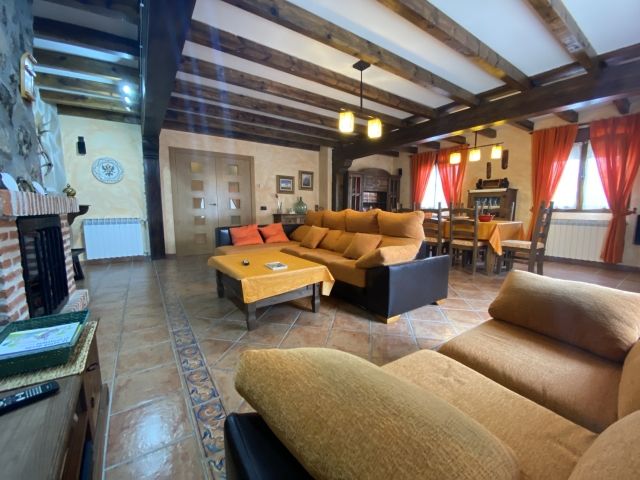 Sala amplia con chimenea