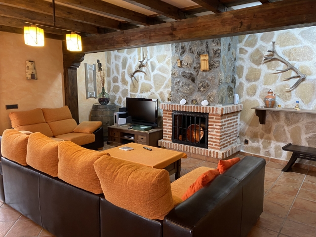 Sala amplia con chimenea