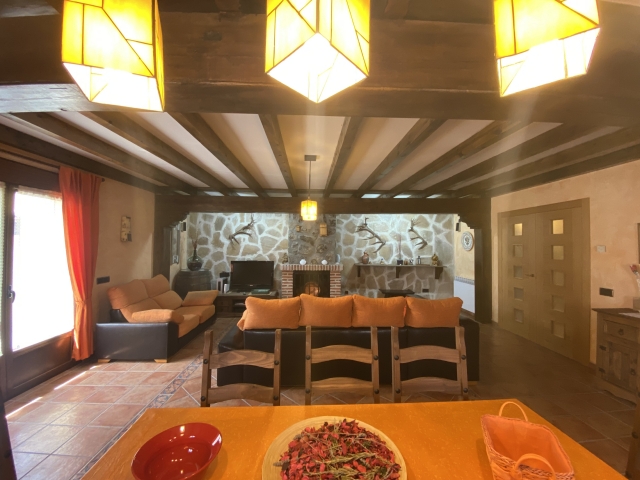 Sala amplia con mesa 