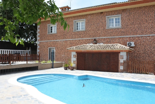 Amplia piscina delante