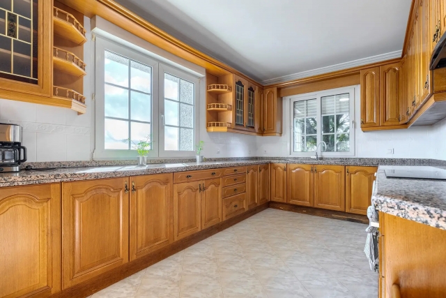 Cocina amplia de madera