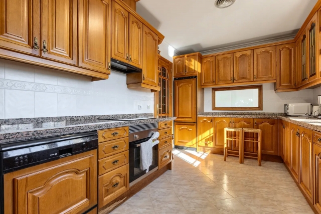 Cocina con armarios 