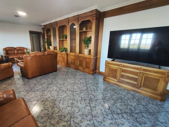 Sala rustica con tele