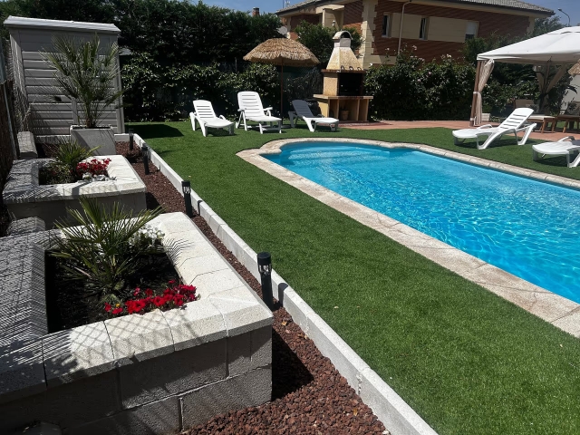 Amplio exterior con piscina