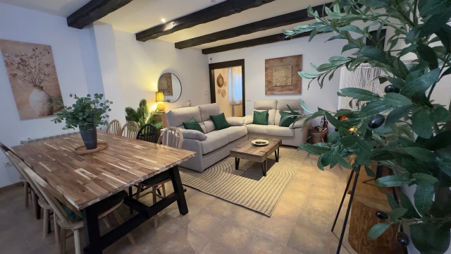 Sala amplia con mesa 