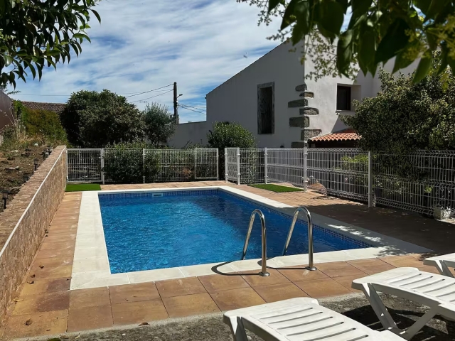 Amplia piscina exterior 