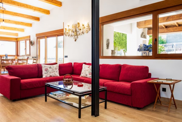 Sala amplia con sillones 